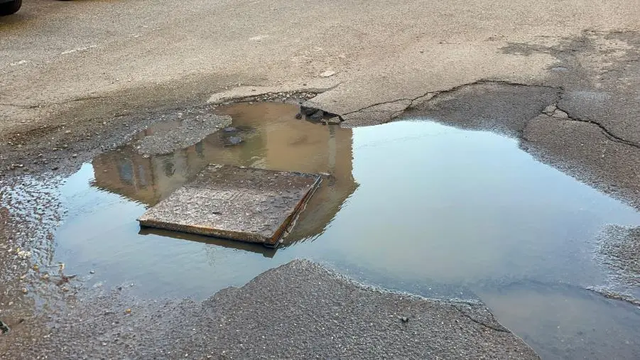 images Catanzaro, fogna a cielo aperto in via Forni: decine di famiglie ostaggio della puzza (VIDEO)