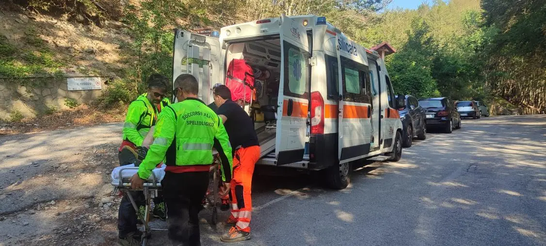 Cade percorrendo un sentiero del Parco del Pollino, l'intervento del soccorso alpino