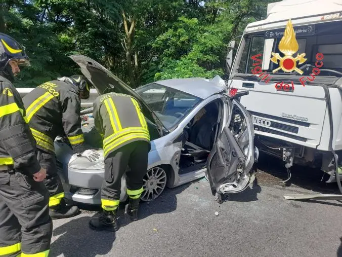 Scontro sull'A2 nel Cosentino: un morto e 2 feriti