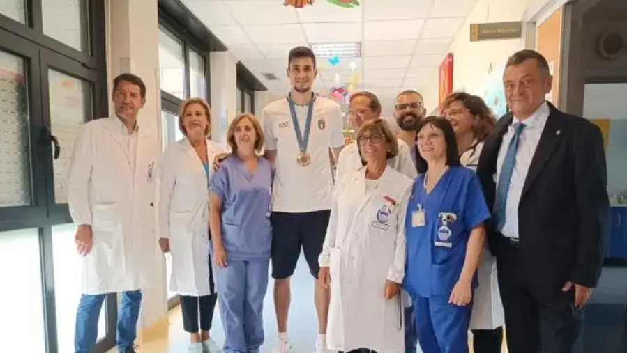 Simone Alessio porta un sorriso ai piccoli degenti dell’AOU "Dulbecco" di Catanzaro