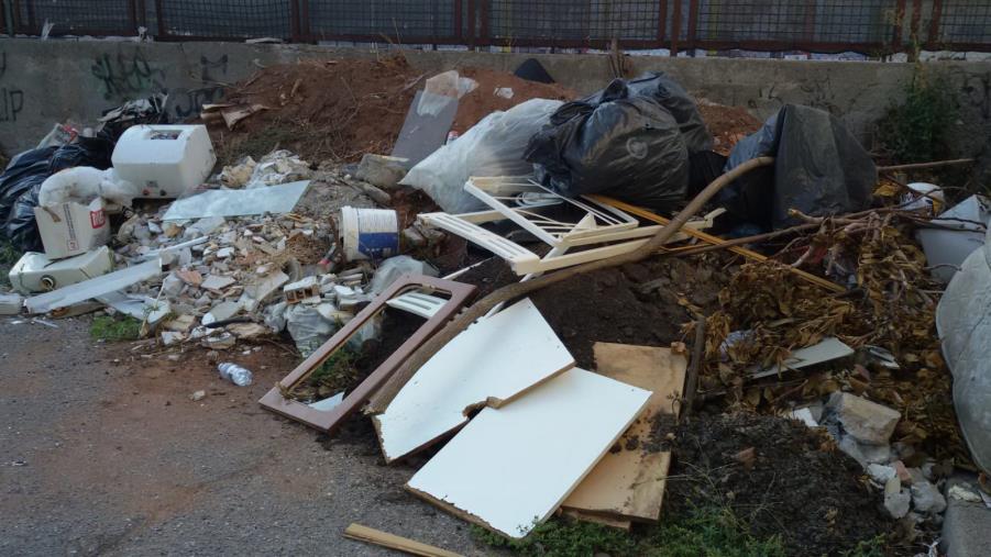 images Vita di Quartieri.  A Pontepiccolo, in Via Gramsci, la discarica "maledetta" tra incuria e inciviltà (FOTO)