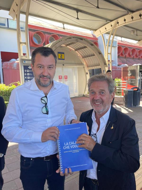 images Consegnato a Salvini "La Calabria che vogliamo", volume che racchiude il lavoro di Saccomanno 