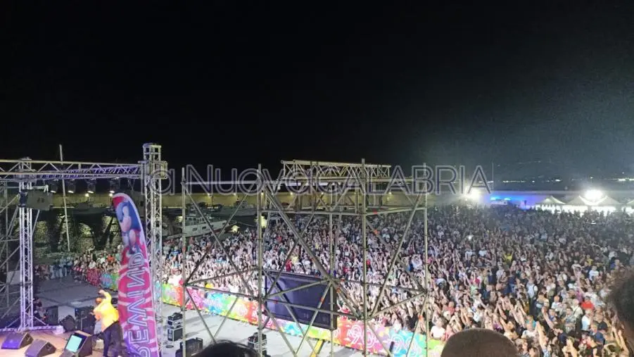 “Sapore di mare” apre col botto: festa strapiena di gente per “Rewind 90” al porto di Catanzaro