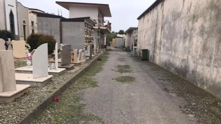 Tragedia a Catanzaro, anziano muore davanti al cimitero del quartiere Lido