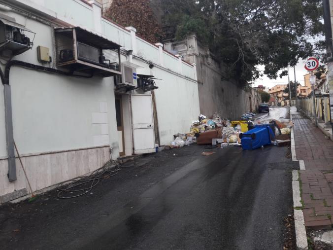 images Reggio Calabria, l’emergenza rifiuti continua: ancora spazzatura per strada