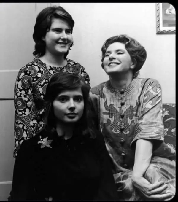 images Dalla Calabria a Roma e New York alla ricerca di un contatto con le sorelle gemelle Isabella Rossellini e Isotta