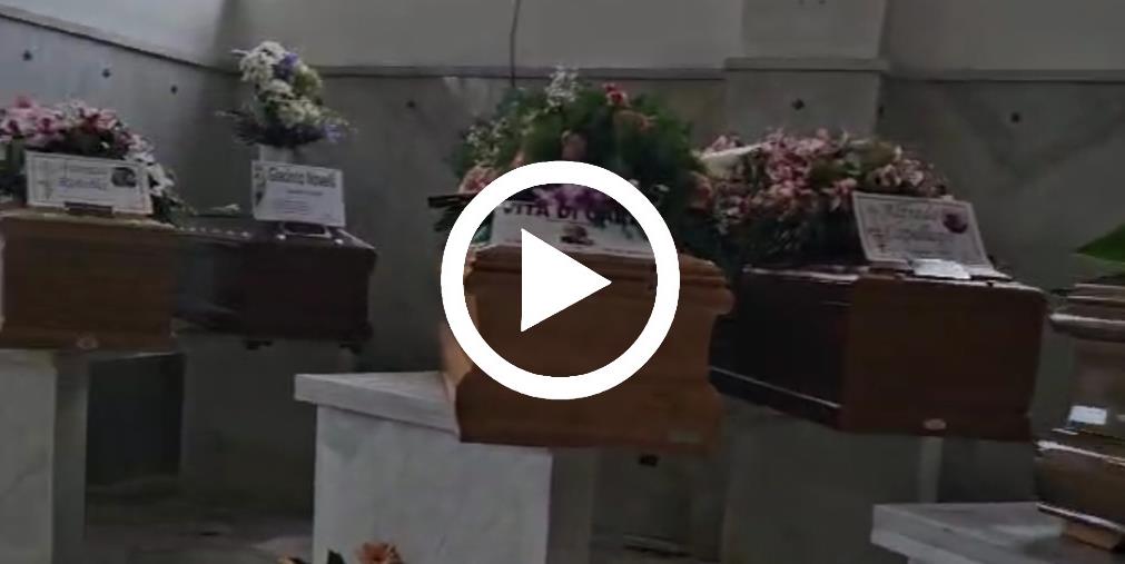 images Catanzaro, la vergogna delle salme in attesa di sepoltura al cimitero: lo sfogo dei familiari 