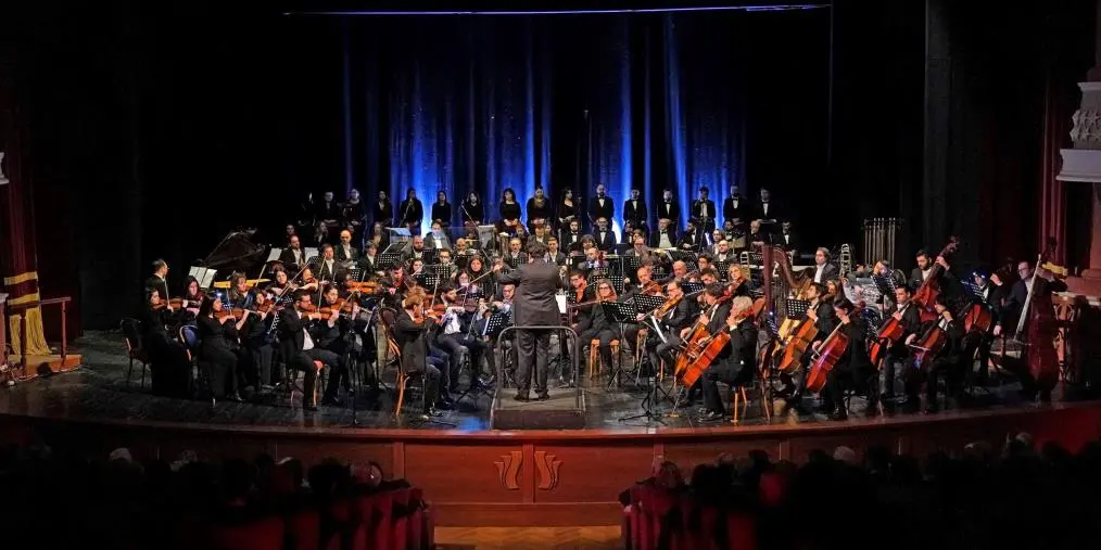 images Venerdì in musica al Politeama con l’Orchestra filarmonica della Calabria e Peppe Servillo