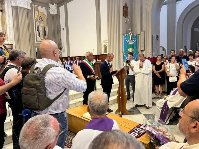 Funerale padre Fedele a Cosenza, deposto sulla bara il sigillo della città