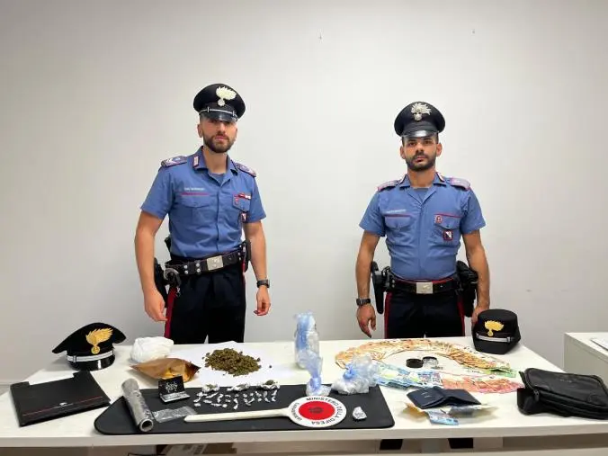 Reggio Calabria, uomo sorpreso a nascondere droga in una siepe: arrestato