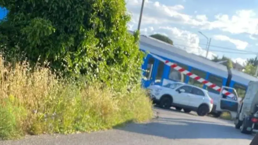 Tragedia sfiorata nel Catanzarese: resta incastrato nel passaggio a livello mentre passa il treno