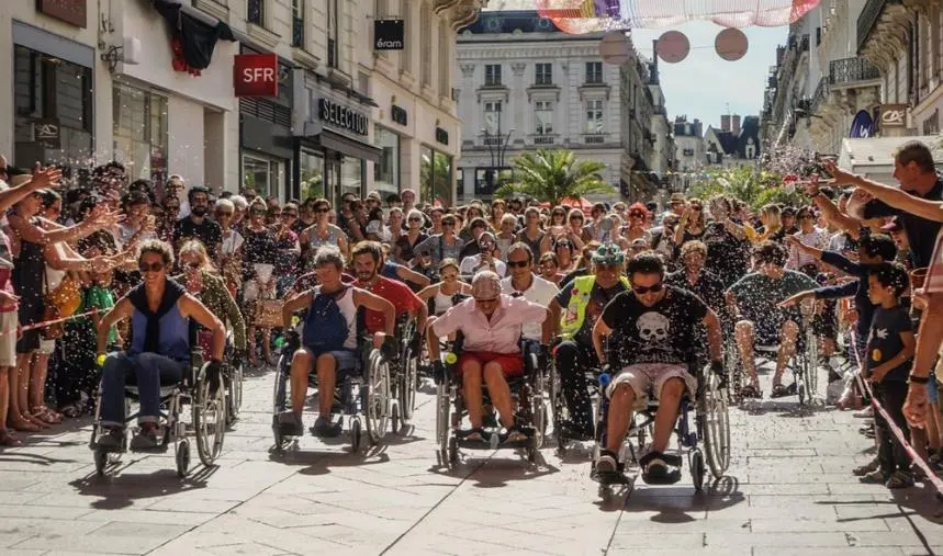 "Sciò! Il teatro fuori", nel centro di Catanzaro arriva la performance su sedia a rotelle