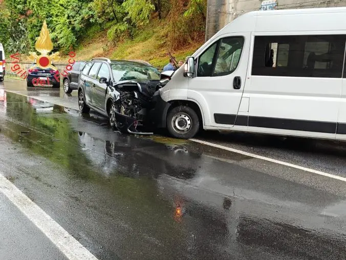 Scontro fra un minibus e un'auto nel Cosentino: 5 feriti 