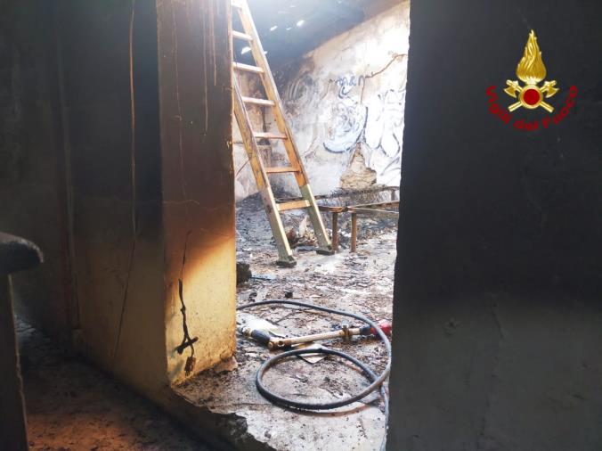 images San Pietro a Maida, incendio divampa in una abitazione: crolla il tetto della casa