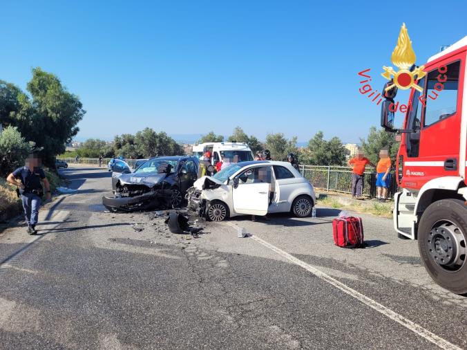 images Catanzaro, incidente nel quartiere Siano: conducenti estratti dai Vigili del fuoco 