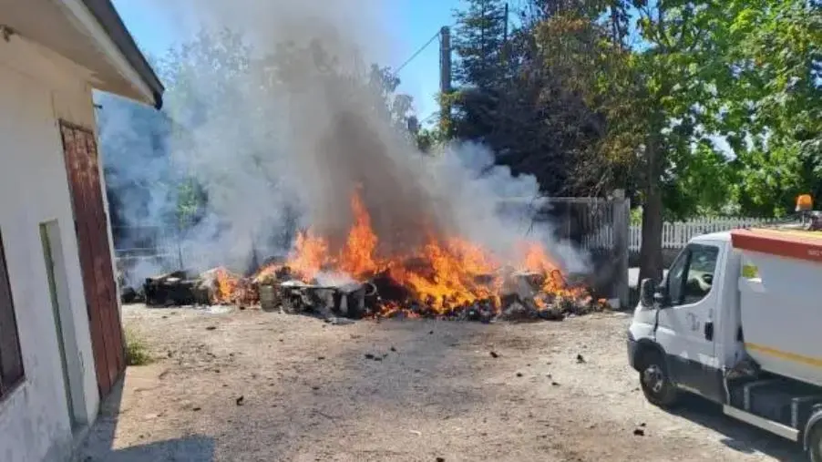 Fiamme a Petronà, bruciano i rifiuti nel deposito comunale 