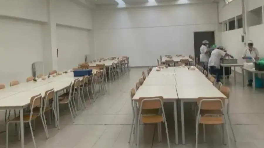 Mensa scolastica, Fiorita e Iemma a pranzo con i bambini nel quartiere Lido per verificare la qualità del cibo 