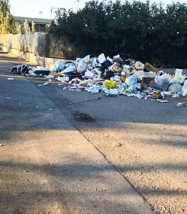 images Rimossa la discarica abusiva in via Stretto antico. L’assessore Arcuri: “Uno sforzo extra rispetto alla ordinaria raccolta dei rifiuti"