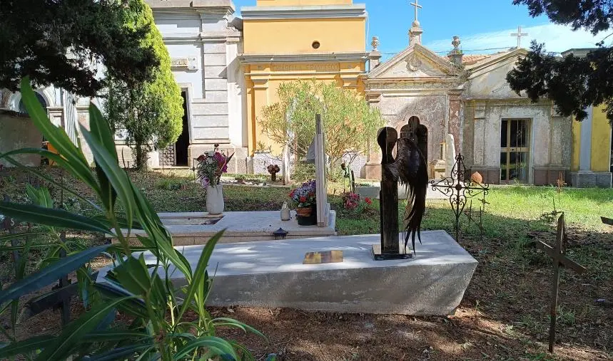 images Al cimitero di Tiriolo svelata la prima tomba d'arte commemorativa 