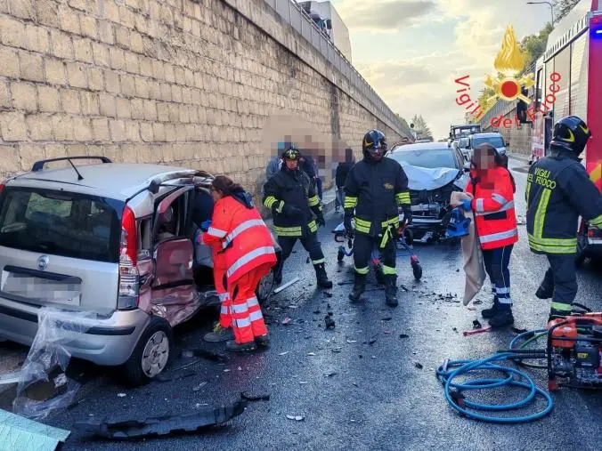 Incidente su viale De Fillipis, gravemente ferito il conducente di una Panda 