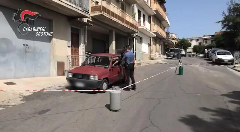 Crotone, pensionato sperona l'auto dell'ex moglie, poi l'accoltella: arrestato