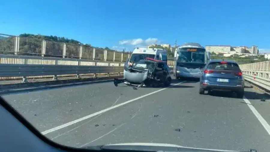 Catanzaro, scontro tra 2 auto sulla tangenziale 