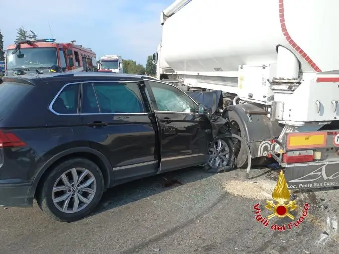 Scontro tra tir e auto sulla 106 a Strongoli: ferito gravemente il conducente della vettura (VIDEO)