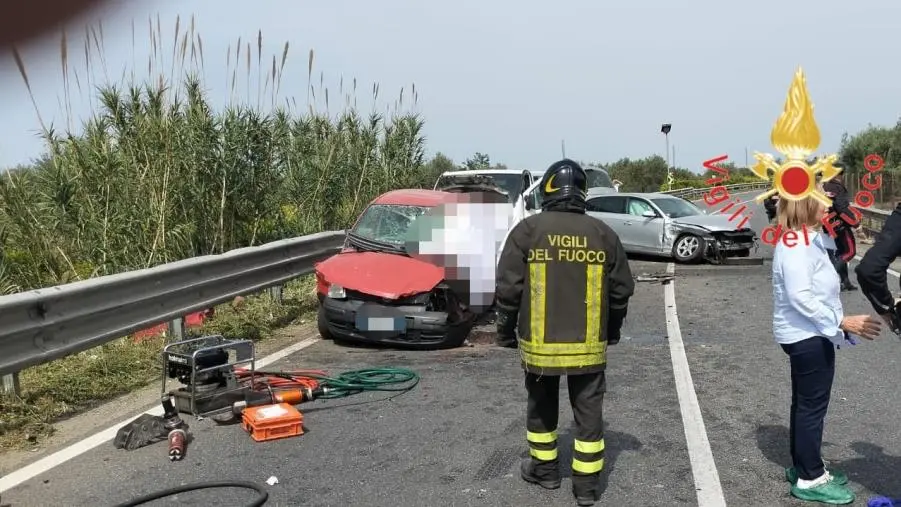 Incidente sulla 106 a Corigliano-Rossano, ferita una bambina trasportata in elicottero a Crotone