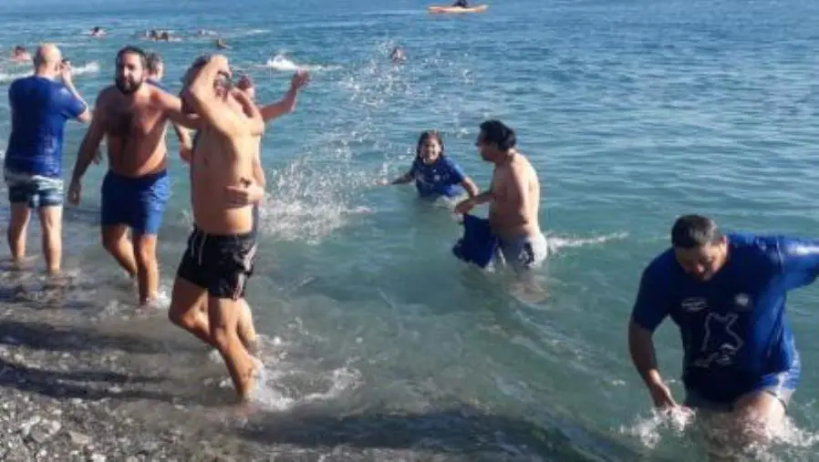 Crotone, in 400 per il tuffo di Capodanno: tra i partecipanti anche una bambina di 18 mesi