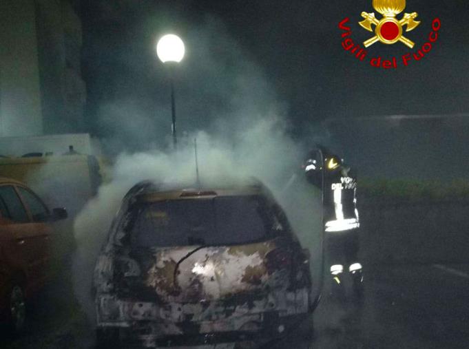 In fiamme l'auto di un parroco di Vibo Valentia. Il rogo spento dai Vdf, scattano le indagini dei Carabinieri 