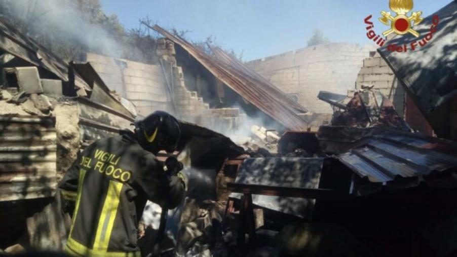 images Scoppia un incendio a Zambrone: distrutto un capannone agricolo