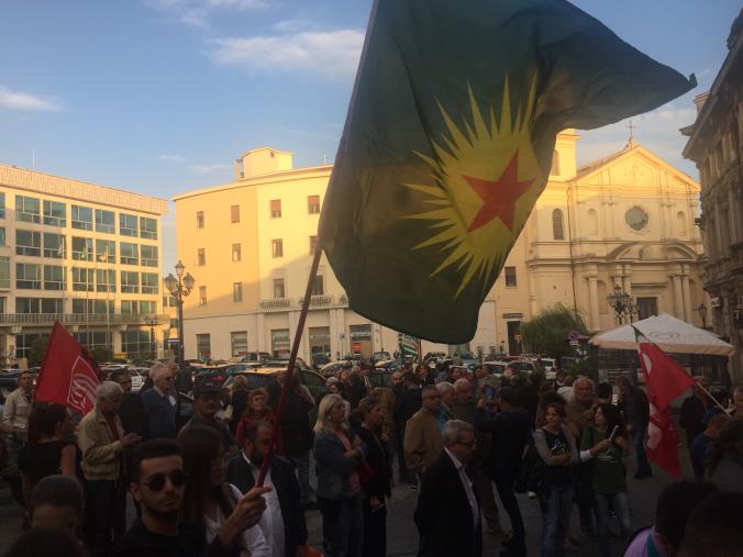 images Catanzaro, le associazioni in piazza per il popolo curdo: “Stop alla guerra”