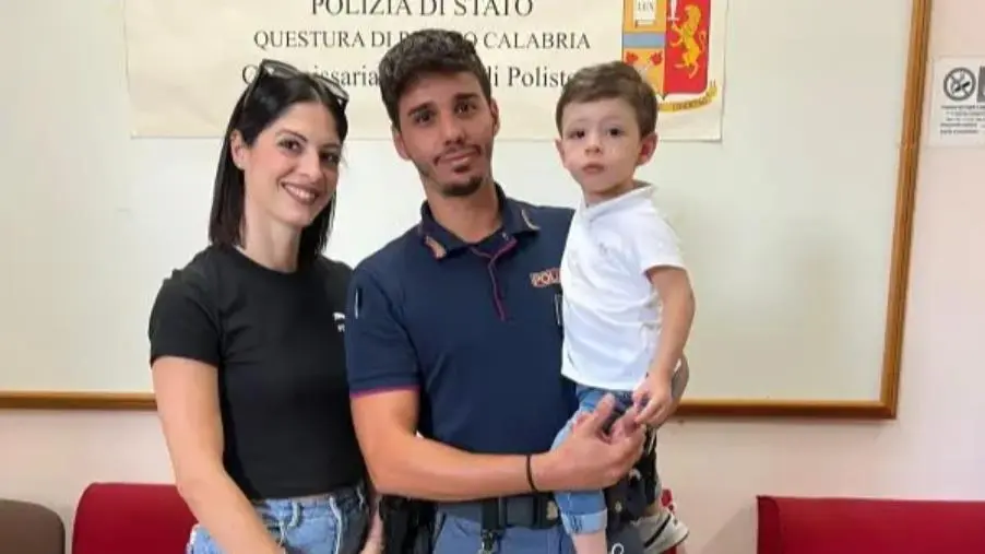 Bimbo di due anni resta bloccato in casa nel Reggino, salvato da agente di Polizia 