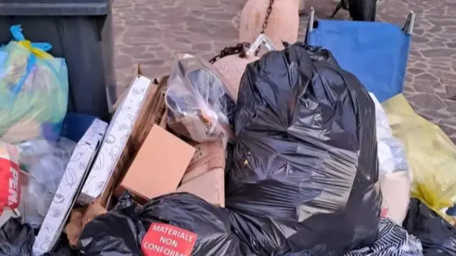 Raccolta differenziata dei rifiuti: a Catanzaro c’è ancora chi non intende rispettare le regole