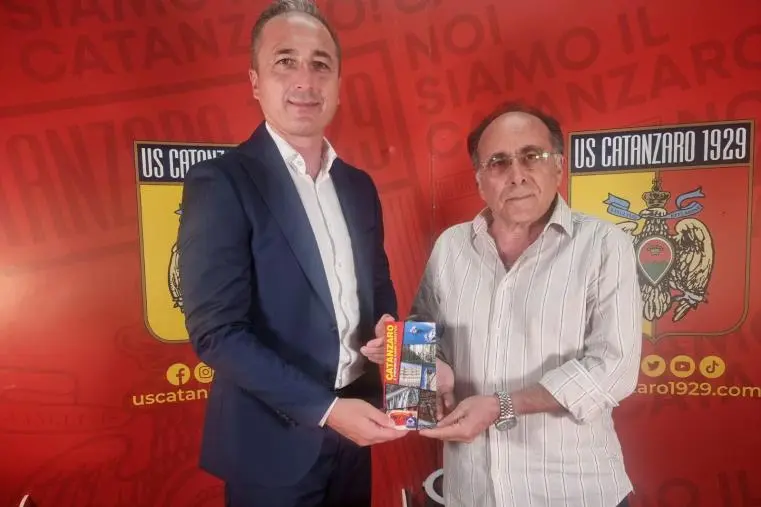 Pino Ruggiu omaggia l’US Catanzaro con 50 guide turistiche: un gesto d’amore per la città e per la sua squadra