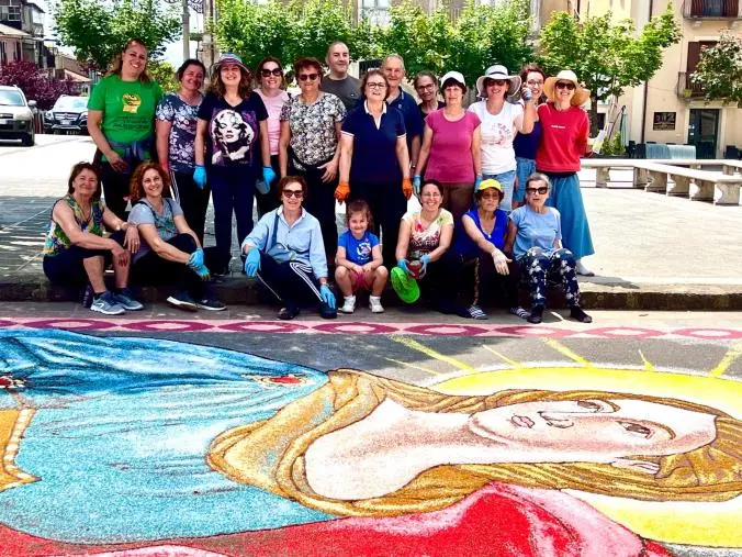 Un capolavoro di fede e colore: Filadelfia incanta con l'infiorata del Corpus Domini