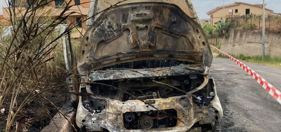 In fiamme uno scuolabus a Campo Calabro, il sindaco: “Consegnati elementi alle forze dell’ordine”