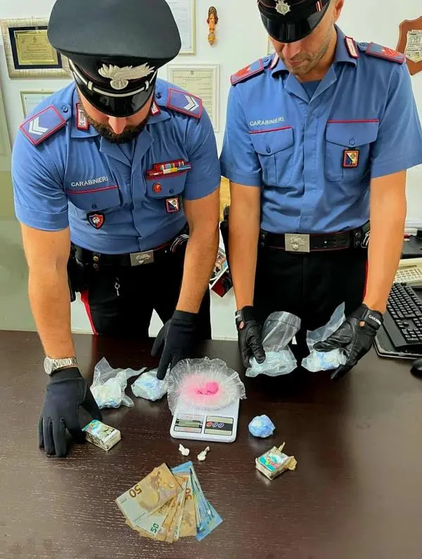 Catanzaro, cocaina nascosta nelle scarpe e a casa: arrestato