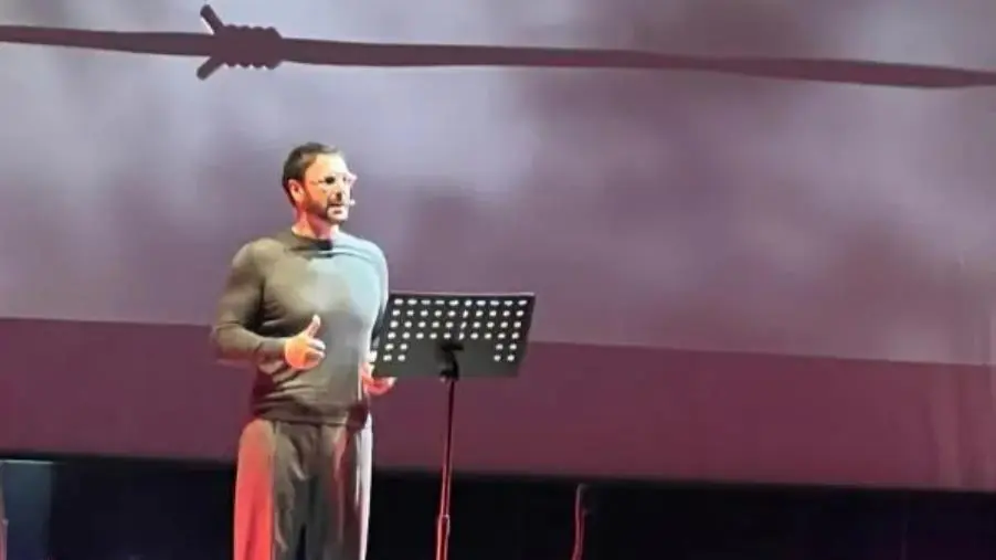 La voce di Raoul Bova che racconta “Il nuotatore di Auschwitz” cattura il Teatro Comunale di Catanzaro
