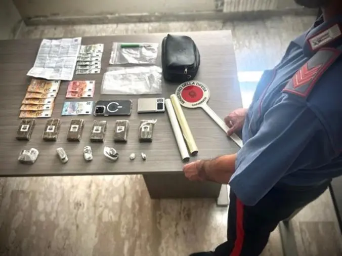 Lamezia Terme, a casa con 720 grammi di hashish: arrestato un pusher di 23 anni 