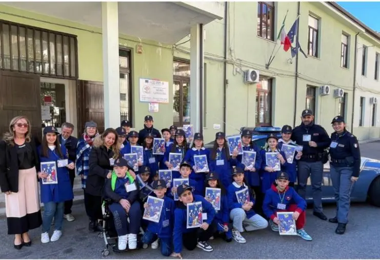 Crotone, la Polizia fa visita agli studenti dell’Istituto Comprensivo “Moro - Lamanna” di Mesoraca