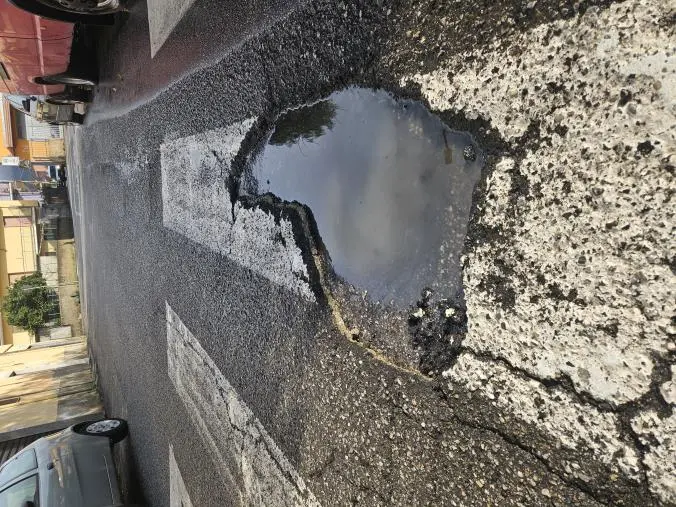 A Lamezia deteriorato causa pioggia il manto stradale: l'associazione "Capizzaglie" lancia l'allarme