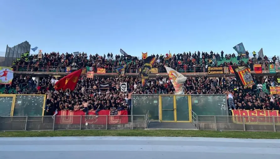 images Derby, stangata del giudice sportivo: multa di 15 mila euro al Cosenza e 12 mila al Catanzaro