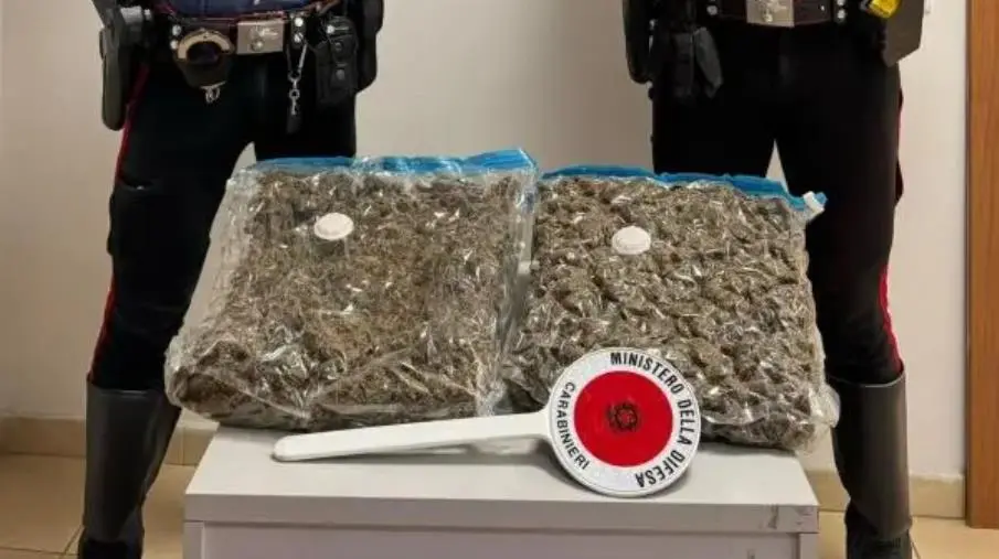 Gioia Tauro, fermato con due chili di marijuana in macchina: arrestato 60enne