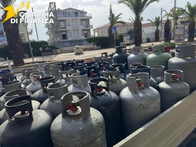 Crotone, sequestrate 70 bombole di Gpl trasportate senza autorizzazione: una denuncia