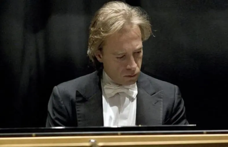 Palmi, al Teatro Manfroce il recital del pianista Paolo Restani