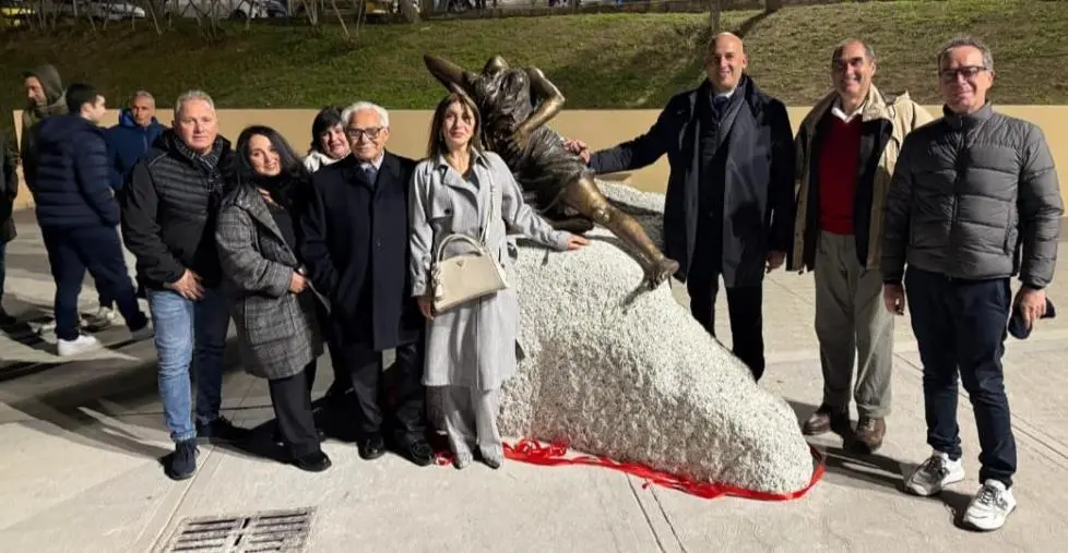 images Sellia Marina consegna alla storia Giuditta Levato con la scultura di Luigi Verrino 