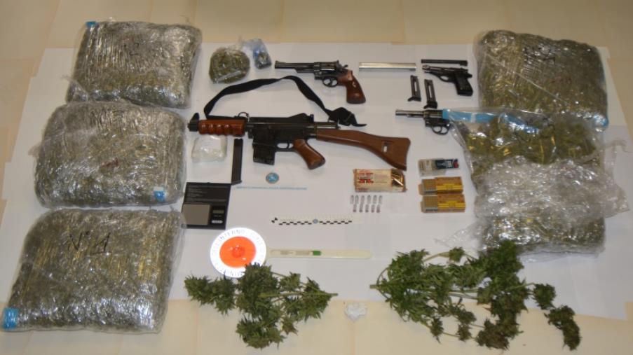 Crotone, sequestro di armi e droga nel quartiere "Fondo Gesù": arrestato un 19enne