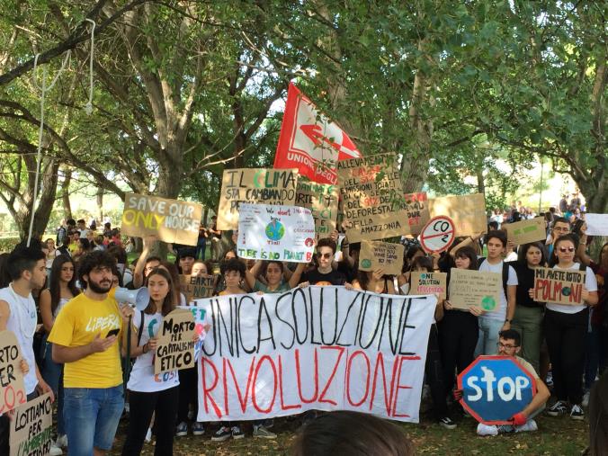Migliaia di studenti a Catanzaro contro i cambiamenti climatici (VIDEO)