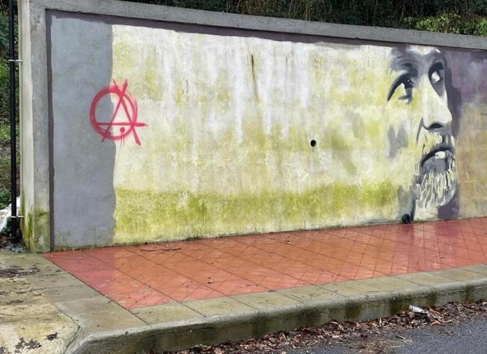 images San Mango d'Aquino, imbrattato il murales di Pantani con simbolo anarchico 